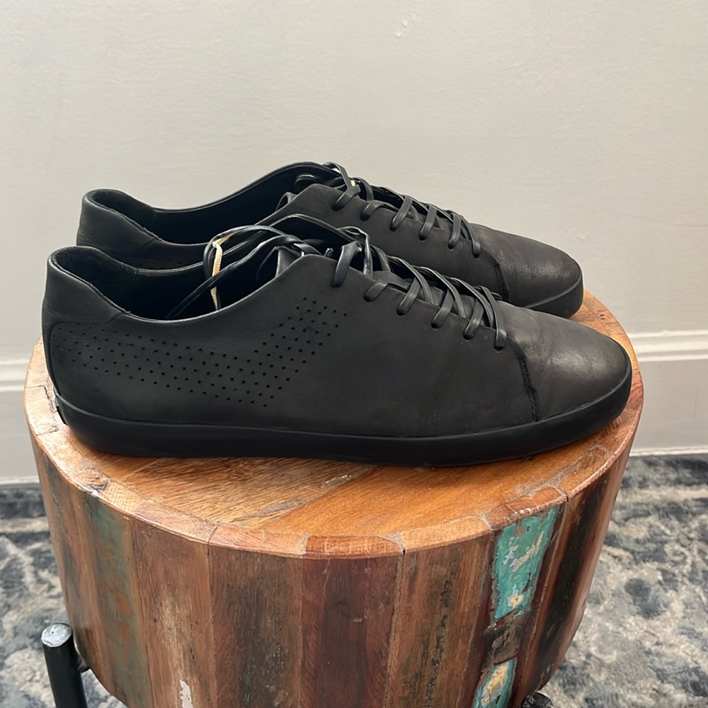 Vintage leather pony in black size 10 has leather strings